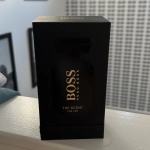 Hugo Boss The scent for her - Parfym 50 ml aldrig använd  Hugo boss the scent for her