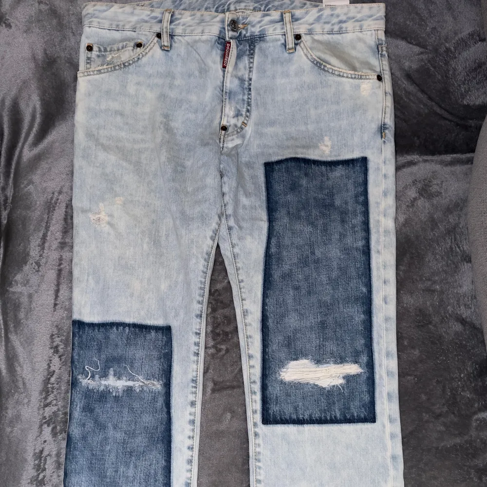 Unika Dsquared2 jeans i storlek 52 (L), helt nya aldrig använd. Kvitto och box finns, inköpta på FARFETCH för ca 4500kr. Väldigt fina nu iför simmare. Hör av er för fler bilder. . Jeans & Byxor.