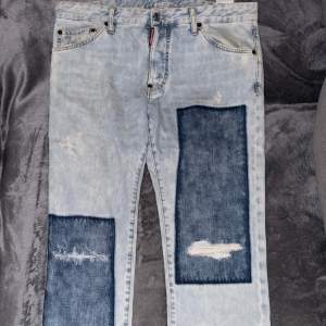 Unika Dsquared2 jeans i storlek 52 (L), helt nya aldrig använd. Kvitto och box finns, inköpta på FARFETCH för ca 4500kr. Väldigt fina nu iför simmare. Hör av er för fler bilder. 