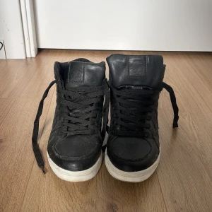 Sneakers  - Snygga svarta sneakers!