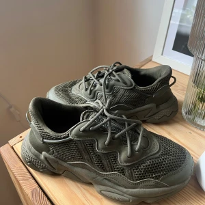 Sneakers  - Sneakers från Adidas i modellen ozweego  Använda fåtal gånger, så de är i fint skick.   De är unisex Djur finns i hemmet 