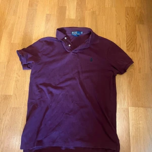Ralph Lauren piké - Vinröd Ralph Lauren piké i storlek L. 