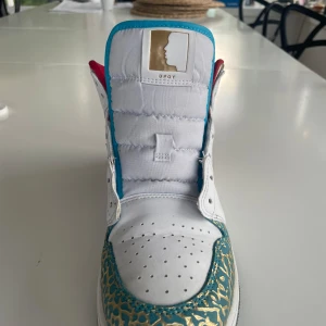 Air Jordan 1 Mid SS storlek 39 - Supersnygga air Jordan sneakers i kanonbra skick. Använda ett par timmar vid 2 tillfällen. Hela, rena och kommer i orginalkartongen. Köpta på Footlocker i gallerian.