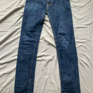 Nudie jeans  - Tjena. Säljer ett par nudie jeans. Dom är använda en gång. Extremt fint skick. Om ni har frågor är de bara o skriva! Pris kan diskuteras