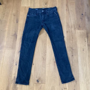 Replay Anbass Hyperflex - Knappt använda Replay Anbass i storleken W31 L32. Brallorna är Hyperflex och superskön. Skicket är mycket bra. De ser lite blåa ut på bilderna men de är svarta egentligen. Hör av dig vid minsta fundering!