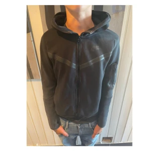 Nike tech fleece - 2 sköna Nike tech fleece som är i bra skick. Den svarta har inga defekter men den gråa har två hål som man kan fixa lätt! Har ni funderingar är det bara att fråga!!