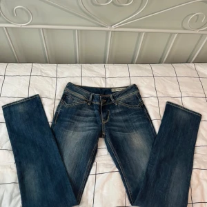 Låg midjade jeans - Lågmidjade jeans från tommy hilfiger som är i mycket bra skick. Det är storlek W28/L34. Jeansen är raka i modellen.