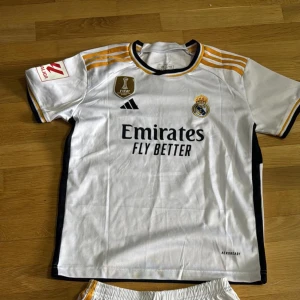 Adidas real Madrid kit  - Ny pris 450kr. Helt ny med påse som kommer med den. Säljer för jag har vuxit ur den. Nummer 11 Rodrygo 