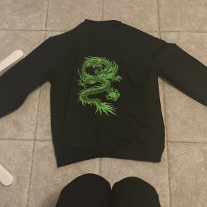 Tröja  - Tröja som har blivit för liten för mig som jag nu vill sälja 