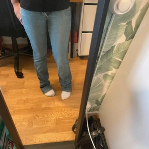 Lågmidjade utsvängda/bootcut jeans - Säljer då dom är lite stora på mig. Köpta på Vinted men i super fint skick. Bilderna är ifrån tjej som jag köpte dom av ❤️ 