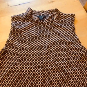 Fin topp från New Yorker stl S - Snygg topp i retro mönster från New Yorker stl S. Helt Ny!!!