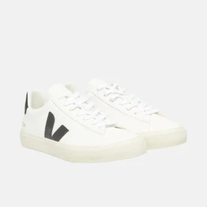 Veja skor  - Kolla intresset på mina helt nya veja skor, har kvitto som bevis. Super snygga skor och de är slutsålda nästan överallt och helt nya!❤️  Tryck jätte gärna på köp nu!