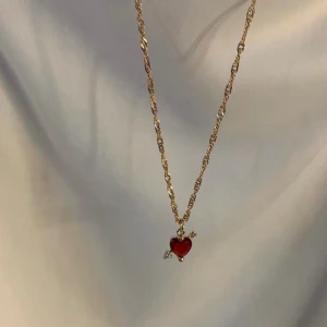 Halsband & örhängen  - Så snyggt halsband och örhänge. Halsband 199kr Örhänge 109kr/st eller 179kr för ett par. Paketpris: 349kr (ett halsband och ett par av örhängena) Modell 043/044