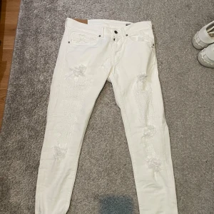 Dondup W 32 - Tja, säljer mina riktiga feta dondup i storlek 32 i den eftertraktade modellen george. Ny pris ca 3500 mitt pris 549! Kom privat för funderingar eller frågor!