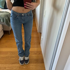 Zara jeans - Säljer dessa zara jeans då de ej kommer till användning, jag är 178 cm❤️