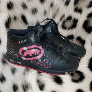 Ecko unltd/ ecko red skor❤️ - Jätte vackra ecko red skor villket e samma märke som ecko unltd💖de är helt oanvända och jag säljer dem pågrund av att de tyvärr inte är min storlek😢 de har rinestones och jätte coola detaljer💖