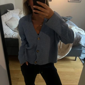 Blå kofta - En fin blå kofta från zara!  Passar till både sommarkväll och kallare 🩷 Storlek M men skulle säga att den mer sitter som S (beroende på hur man vill stt den ska sitta)🩷