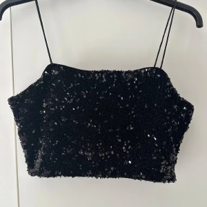 Paljett topp - Jättefin paljett topp från Pieces. Använt ett fåtal gånger så i jättefint skick. Storlek S.✨💃🏼