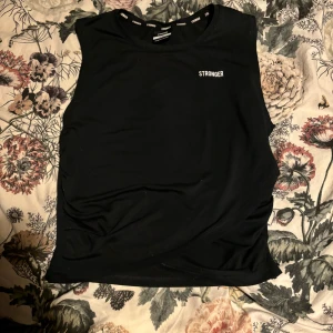 Stronger sporttopp  - En sporttopp (tröja) från Stronger. Den är i toppenskick och i jätte skönt material. kontakta mig för frågor eller för fler bilder💗