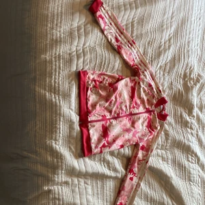 En jättefin kofta i olika nyanser av rosa!🥹 - Ganska stor för vara i den storlek Använts få gånger