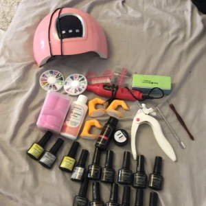 NAGELKIT!!  - Säljer nagelkit med top & base coat, 11 gellack, nail wipes, nagelsax, nagelbandskniv, 3 övningsfingrar, 2 paket stenar, 3 bitar till elfil, elfil, block med buff & fil, dammborste, soak off solution, nail extender (hård gelé för naglar) och UV-lampa