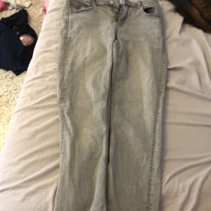 Gråa jeans - Jätte fina flare jeans ifrån Gina. De är använda hyfsat många gånger men börjar bli för korta. Är i jätte fint skick och är i stl 164.