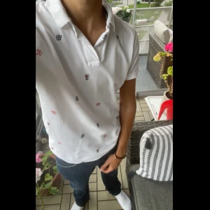 Pike - Säljer en helt oanvänd pike tröja till ett riktigt bra pris. Den är riktigt snygg och passar perfekt inför sommaren! Golf pike