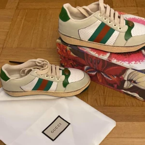 Äkta dam Gucci skor  - Äkta Gucci skor, storlek 36 helt nya skor aldrig använda,  Ordinarie pris 10 000 har kvitto och box  Om priset är för hög lägg bud eller så kan vi diskutera om priset