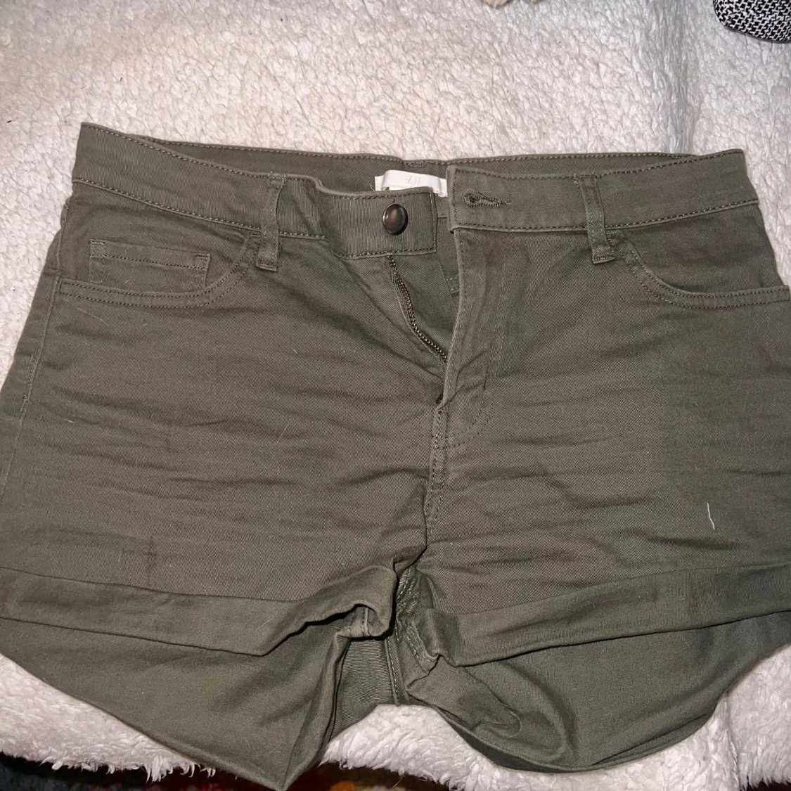 Olivgröna shorts från H&M