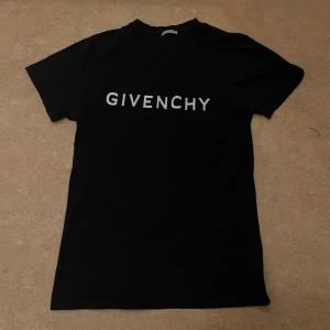 Givenchy t shirt  - Använder några gånger men det är inte min still storlek L men passar er som har m 100%