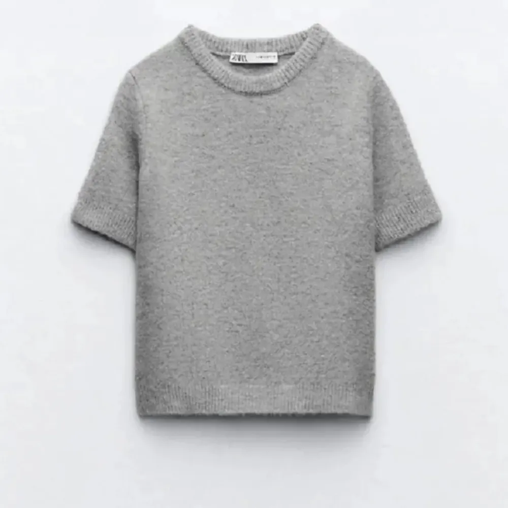 Säljer min stickade t-shirt från Zara, jättefint skick och använd få antal gånger💕Väldigt liten i storleken, den sitter som en Xs/S men de står att de är L💕Nypris: 399kr. Stickat.