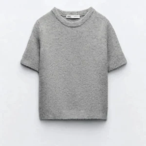 Zara tröja - Säljer min stickade t-shirt från Zara, jättefint skick och använd få antal gånger💕Väldigt liten i storleken, den sitter som en Xs/S men de står att de är L💕Nypris: 399kr