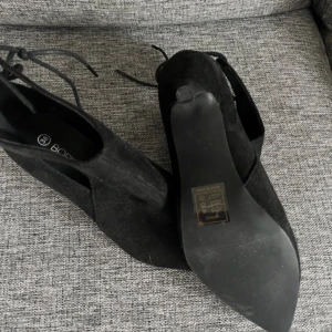 Svarta klackar  - Helt oanvända klackar med klisterlapparna kvar under skon.  Säljer då de tyvärr inte kommer till användning 