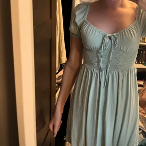 Gullig sommarklänning  - Gullig grön sommarklänning med puffärmar. Säljer för att jag inte använder den längre! Skriv för frågor 💕💕🥰🥰