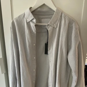 Randig skjorta - Randig skjorta som passar perfekt nu till sommaren. Aldrig använd och kommer med alla taggar kvar. Nypris: 599. Mitt pris: 299