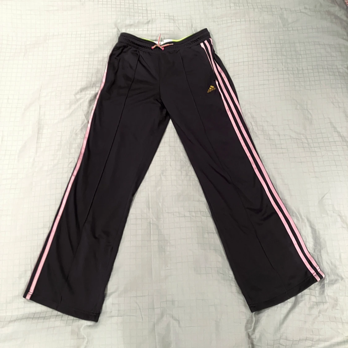 Adidasbyxor med rosa ränder  - 91