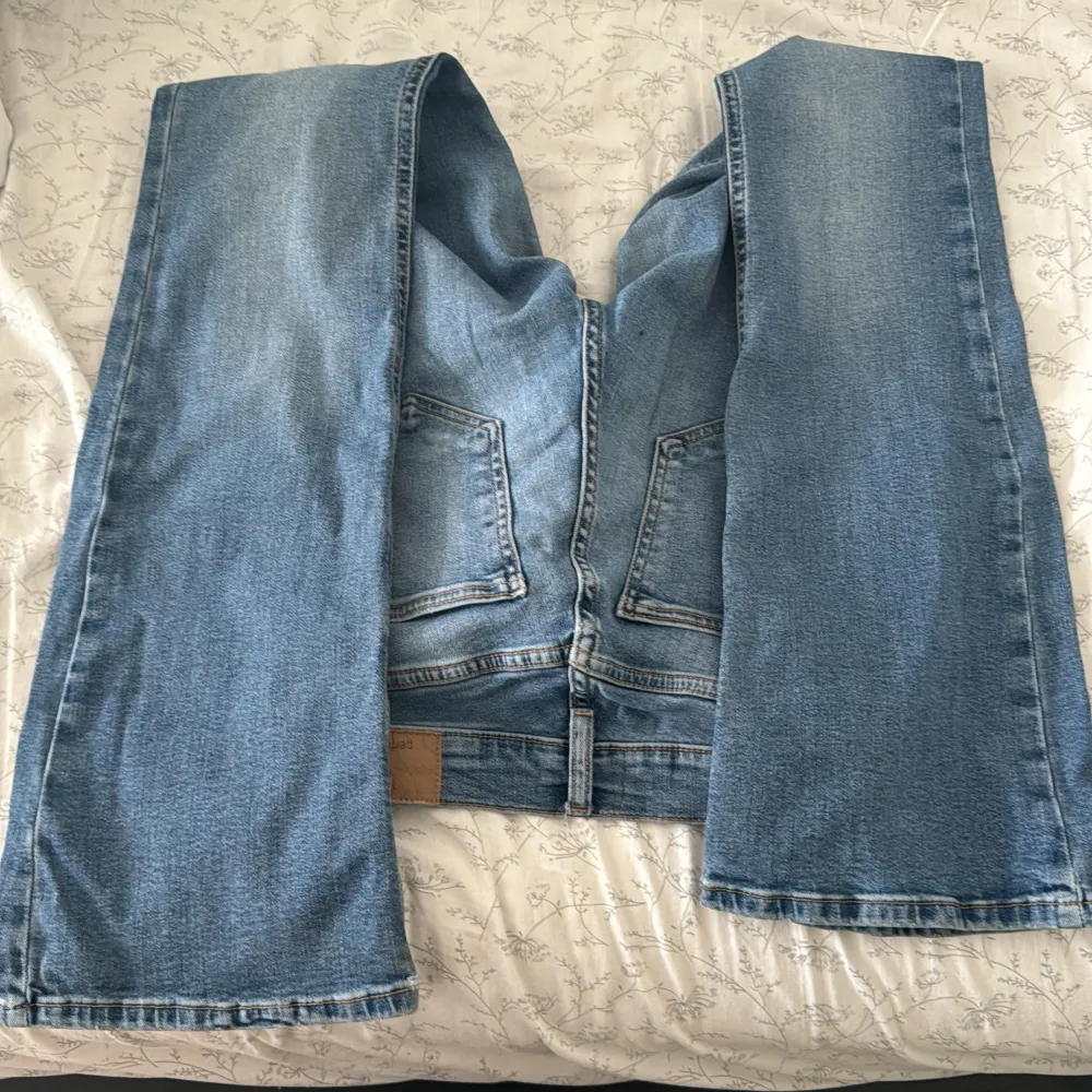 Säljer mina low rise jeans från gina. Super skick dock så har jag trätt igenom en tråd vid midjan för bättre passform men det är inget som syns från utsidan och kan lätt tas ut. Nypris 500kr. Är 164 och de går hela vägen ner för mig Skriv vid frågor❤️. Jeans & Byxor.