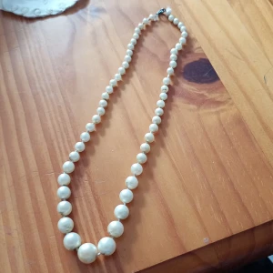 Pärlcollier med vita pärlor, - Gammalt pärlcollier med vit gula pärlor 47 cm långt.