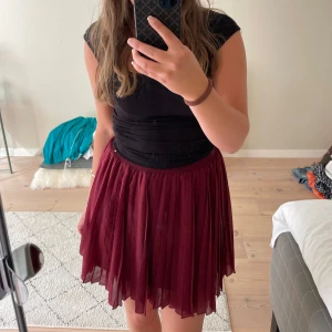 Plisserad kjol - Vinröd kjol, i nyskick!🥰