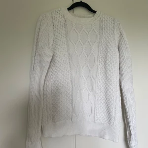 Vit stickad tröja - Vit stickad tröja!