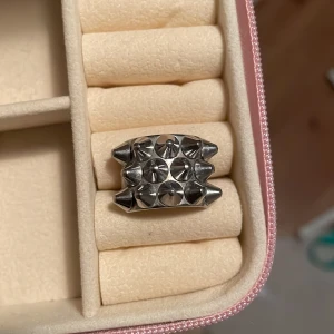 Edblad ring  - Ring i storlek XS (16,0 mm) säljer pågrund av att den är för liten för mig! Bra skick på nitarna inte borta eller sånt! (Priset kan diskuteras!)
