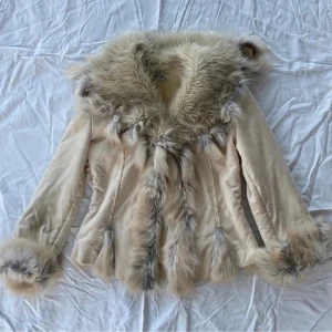 Snygg pälsjacka - Så snygg pälsjacka i faux fur, står storlek S men passar flera storlekar beroende på önskad passform. Den är rätt oversized så passar större storlekar också. Knappt använd och väldigt skön.❤️