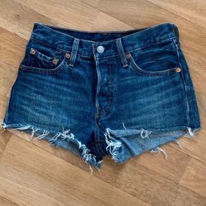 Säljer dessa jättefina levis shortsen som är perfekta nu till sommaren. De är normala i storleken och midwaist. 