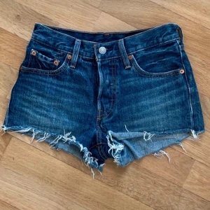 Levis shorts  - Säljer dessa jättefina levis shortsen som är perfekta nu till sommaren. De är normala i storleken och midwaist. 