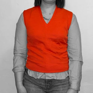 Orange väst - Höstlig vågad väst i S-M, vintage. Nyskick!