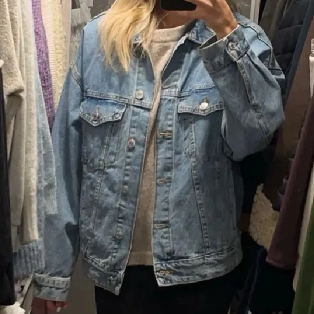 jeansjacka från bershka, är i bra skick hör av er vid frågor 💕. Jackor.