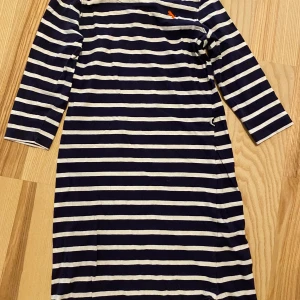 Klänning strl 134/140 - Sparsamt använd. Kolla gärna in mina andra annonser för samfrakt.  Jag säljer mycket barnkläder just nu .