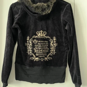 juicy couture kofta med päls  - Den har en defekt vid risoren ”se bild ” storlek XL 