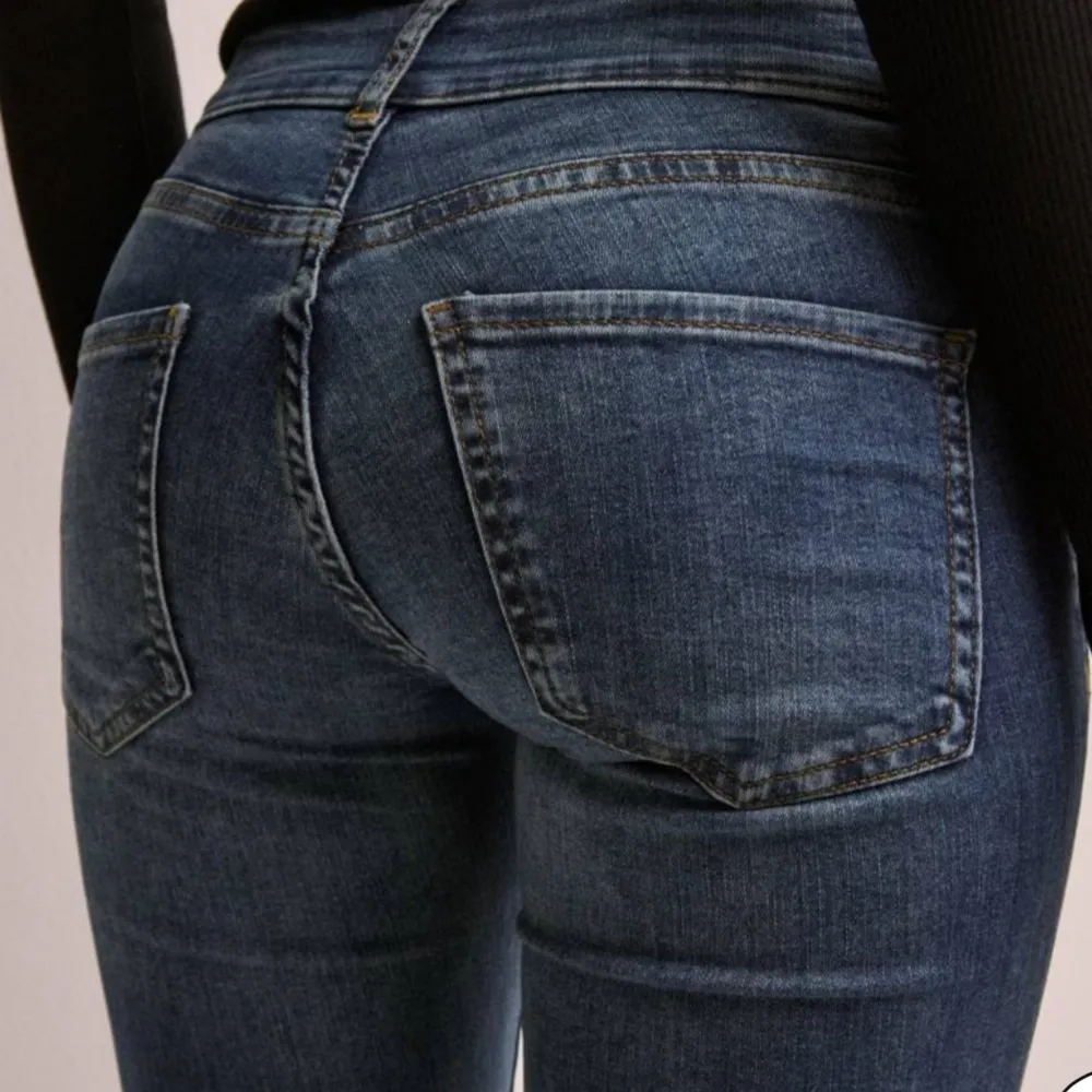 Säljer mina jättefina jeans från Nelly, bootcut pocket low waist 💕 Storlek 34, super fint skick! Nypris 700 säljer för 600. Jeans & Byxor.