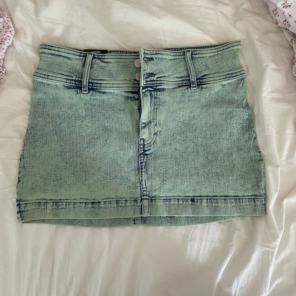 Väldigt snygg och unik jeans kjol i ett litet stretchigare material. Aldrig använd då jag råkade köpa fel storlek. Färgen är en blandning av grön och blå så lite turkos aktig eller en ljusare neon grön med blåa drag. Sååå Hilma cool och snygg!. Kjolar.